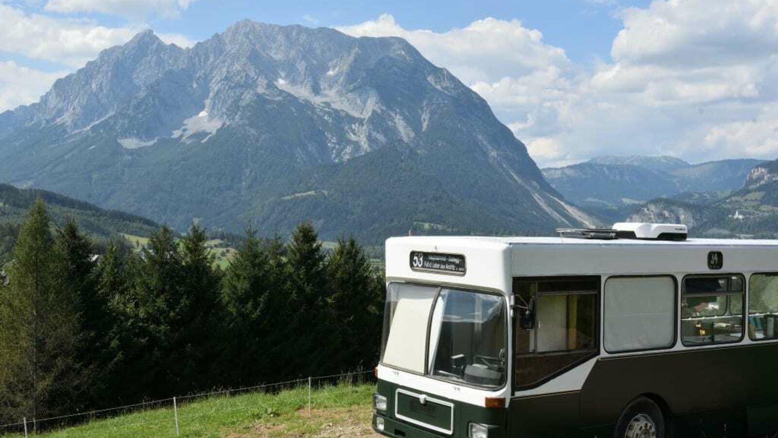 Der Glampingbus in absoluter Alleinlage mit Blick auf die Berge