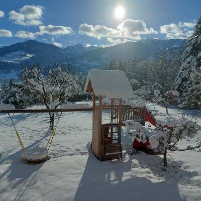 Spielplatz umrundet von Obstbäumen