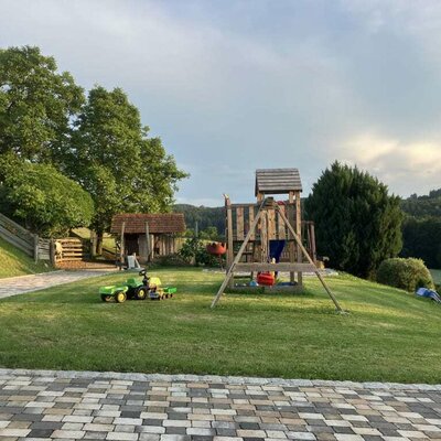 Spielplatz und Ausblick zu den Tieren