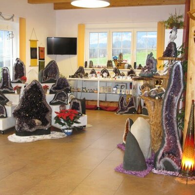 Unser Shop bietet Ihnen Mineralien der besonderen Art - Amethyst Drusen und vieles mehr laden Sie zum schmökern ein.