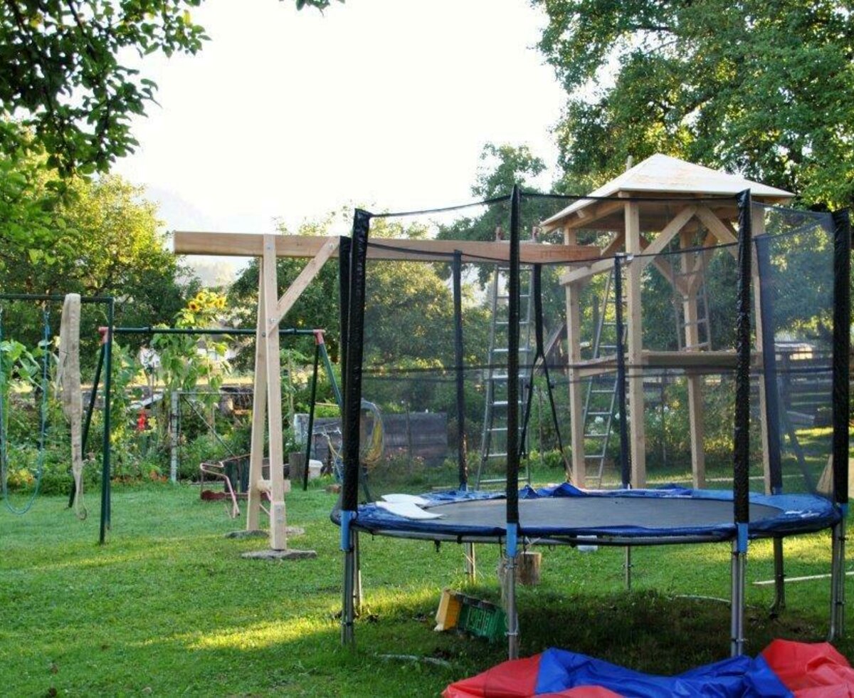 Die Kinder haben ihren Spaß am Spielplatz