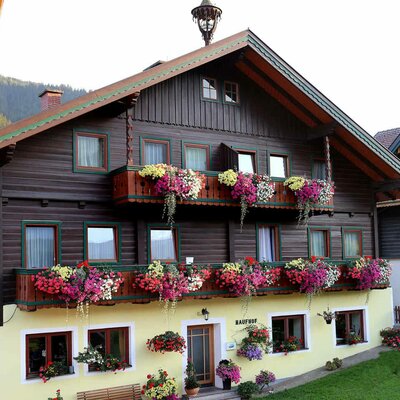 Nebenan unser Bauernhaus mit Gästezimmern