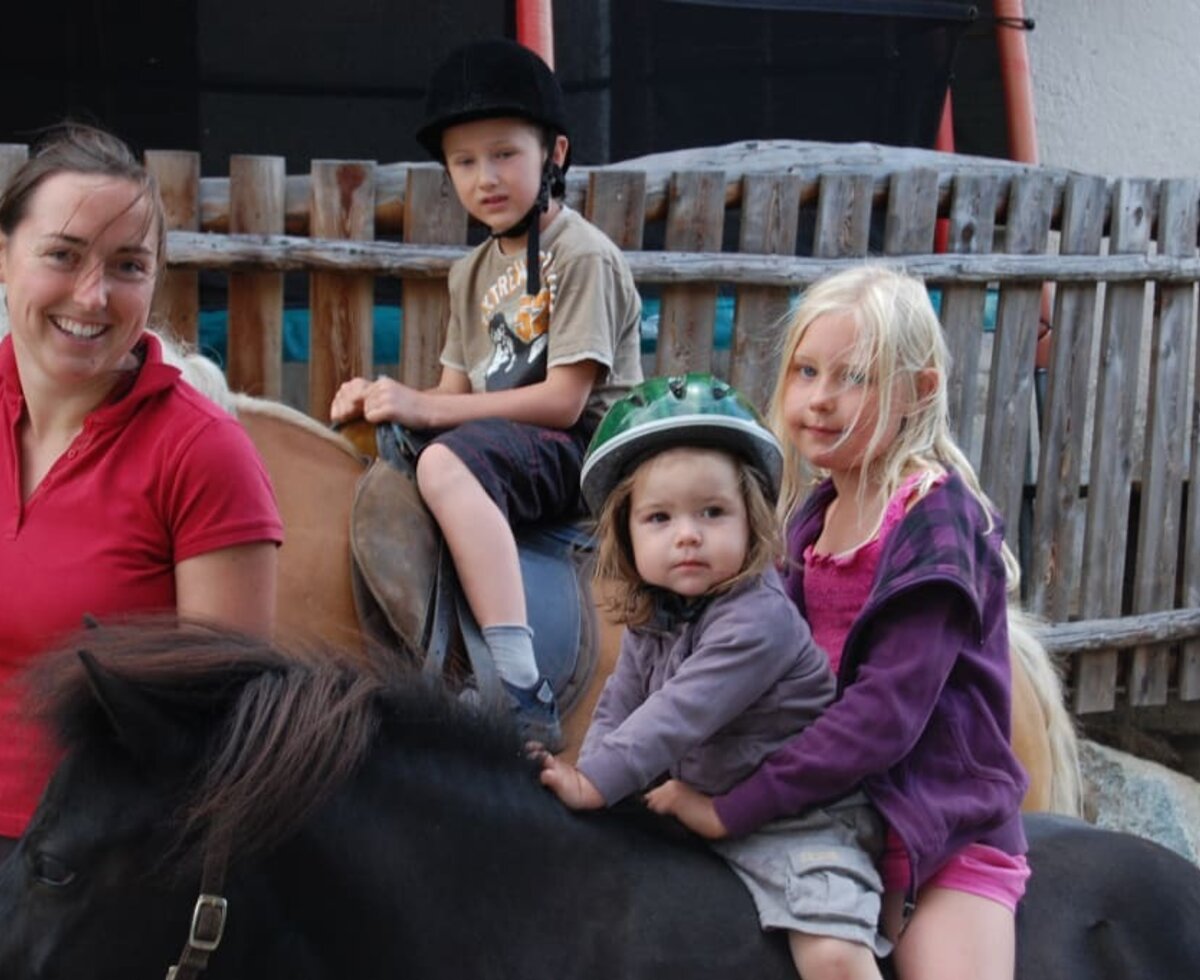 KInderponyreiten am Bauernhof