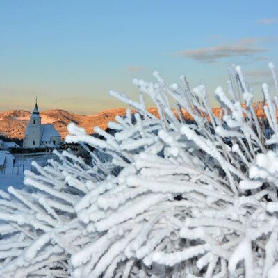 Blick ins Dorf im Winter