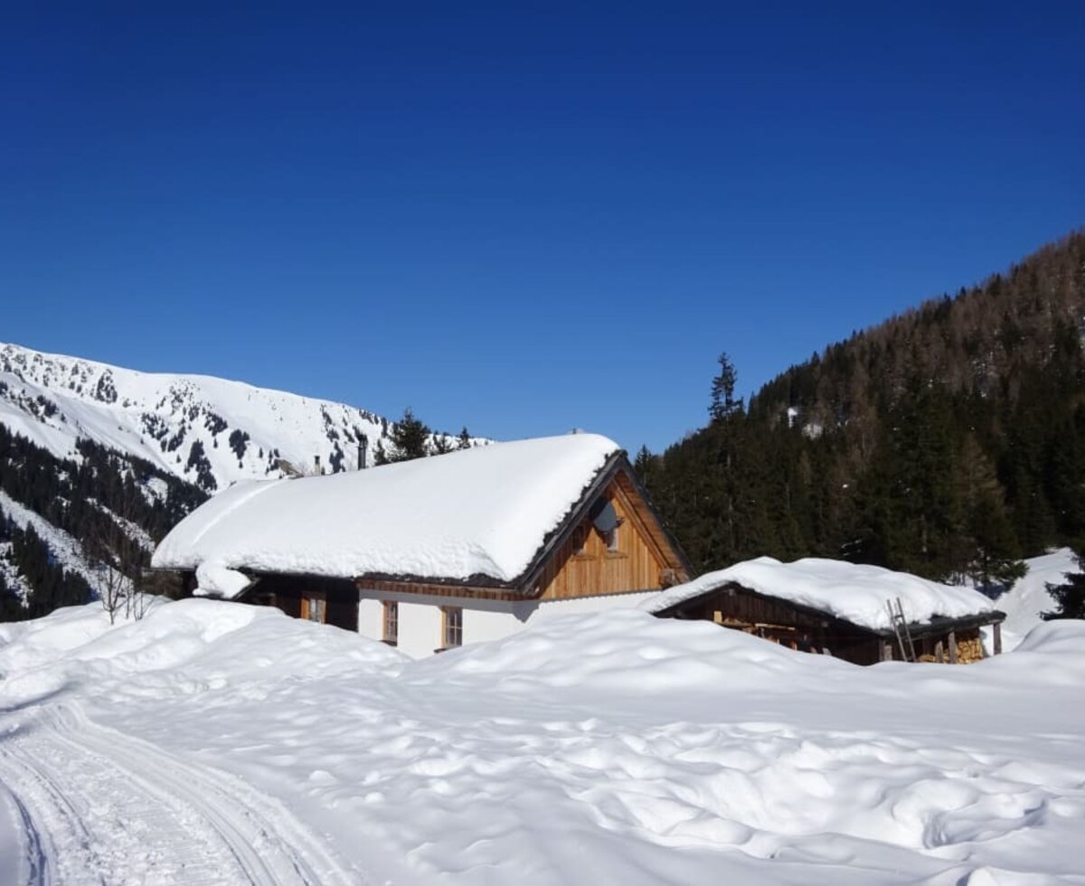 Verschneite Holzhütte