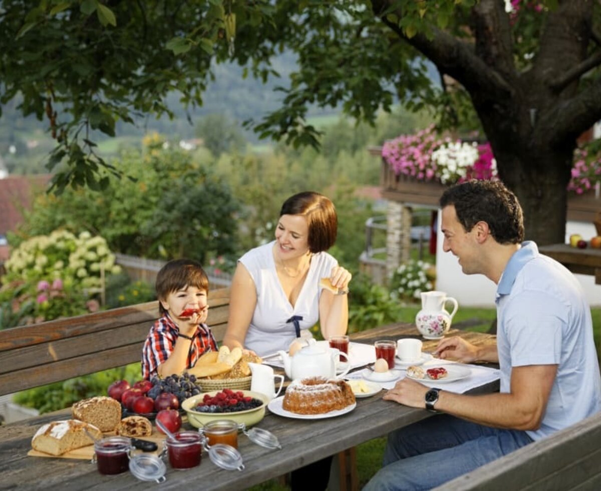 Frühstück unterm` Kirschbaum