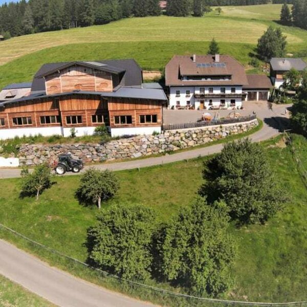 Unser Bio-Bauernhof liegt auf 1250m Seehöhe in Alleinlage und bietet einen einzigartigen Ausblick auf die wunderschöne Marktgemeinde St. Lambrecht