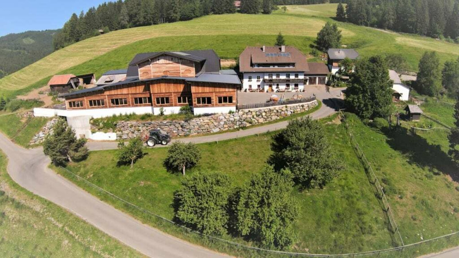 Unser Bio-Bauernhof liegt auf 1250m Seehöhe in Alleinlage und bietet einen einzigartigen Ausblick auf die wunderschöne Marktgemeinde St. Lambrecht