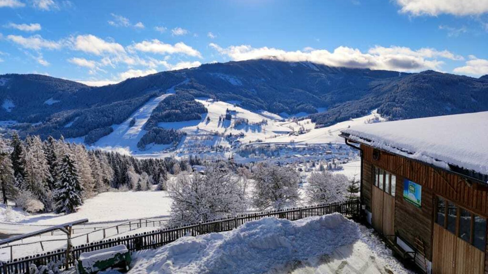 Blick von der Ferienwohnung auf eine traumhafte Winterlandschaft und auf die Skipiste