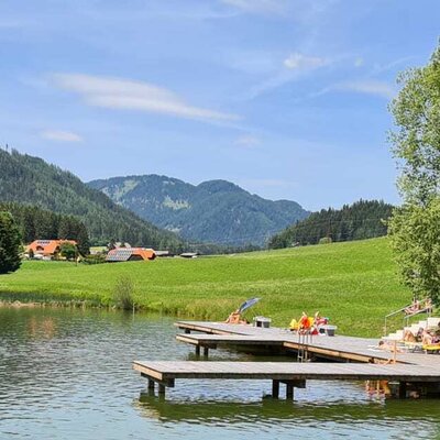 toller Badesee mit Bergblick