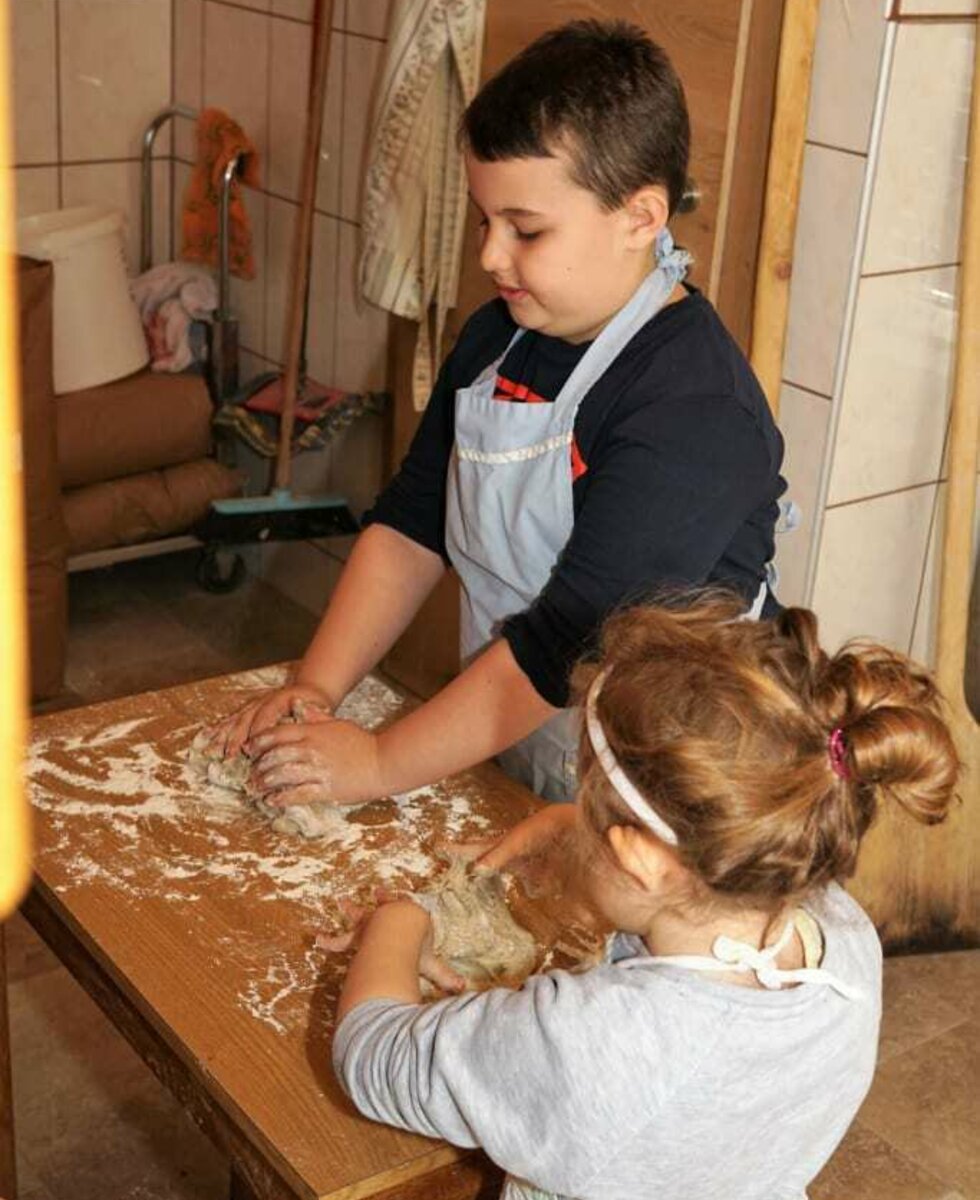 Beim Brotbacken freuen wir uns auf  Mithilfe