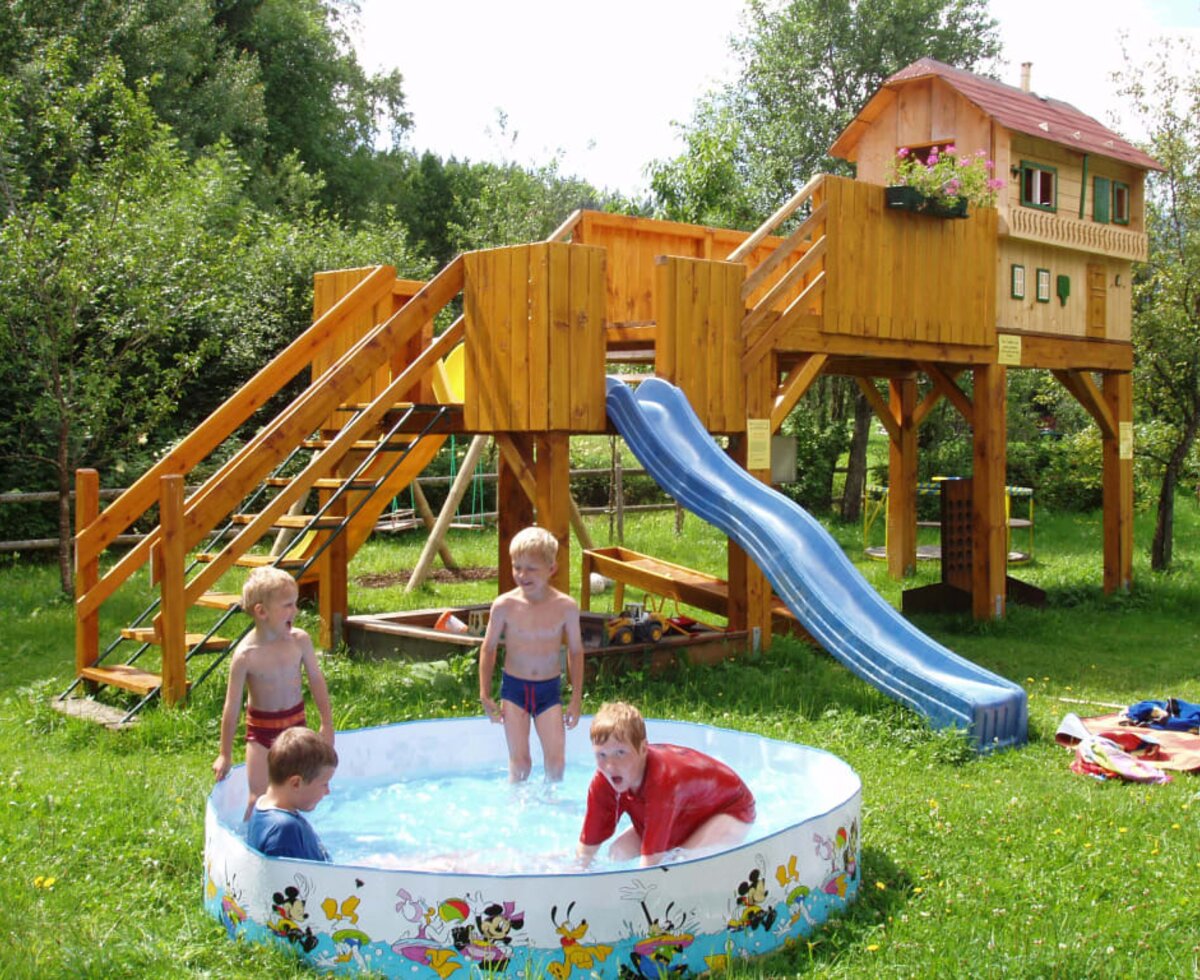   Das Kinderspielhaus der Mittelpunkt unseres Spielplatzes