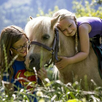 Kuscheln mit unseren Ponies