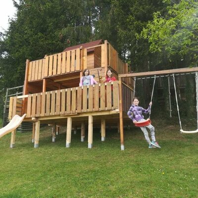 Am Spielplatz und beim Baumhaus können sich die Kinder austoben