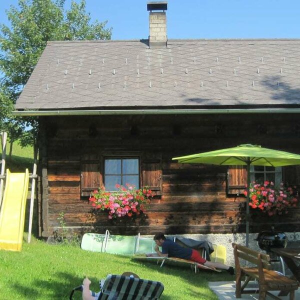 sonnige und schattige Plätze zum Chillen vor der Dorferhütte