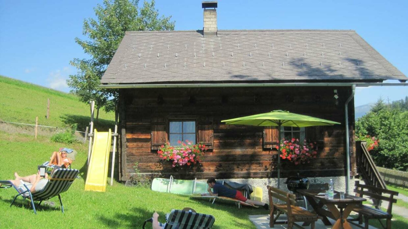 sonnige und schattige Plätze zum Chillen vor der Dorferhütte