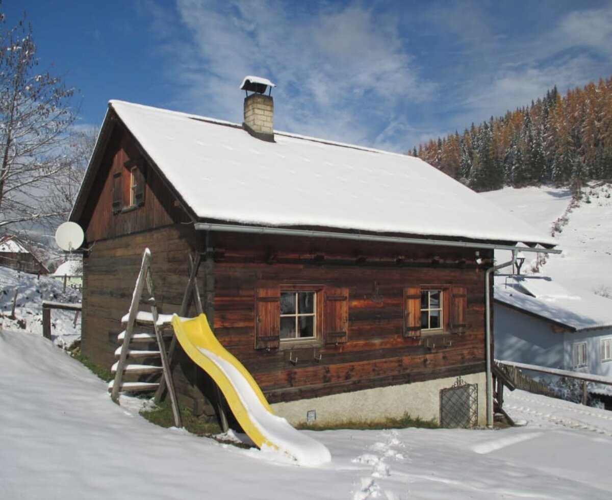 Dorferhütte schneebedeckt