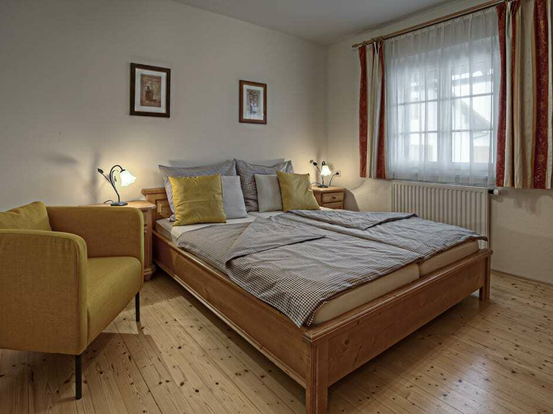 Schlafzimmer mit Doppelbett und Einzelausziehsofa