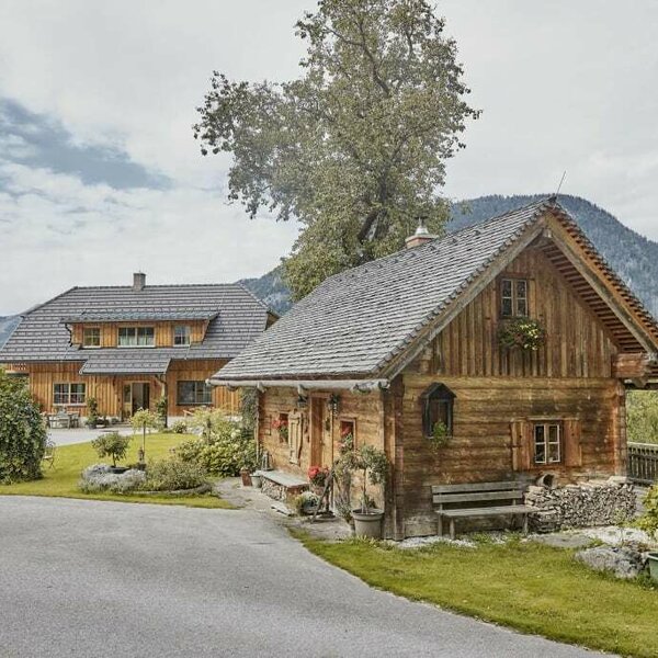 Hofblick Almhütte und Bauernhaus