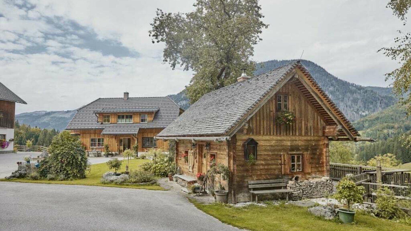 Hofblick Almhütte und Bauernhaus