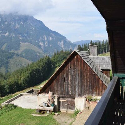 Blick vom Balkon auf den Stadl