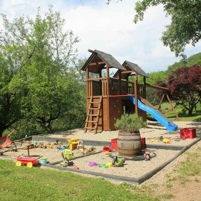 großer Spielplatz abgelegen von der Straße