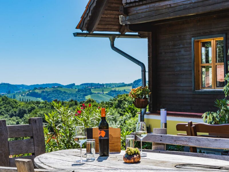 Terrasse mit Blick in die Weingärten Richtung Gamlitz am Weingut & Buschenschank Pölzl