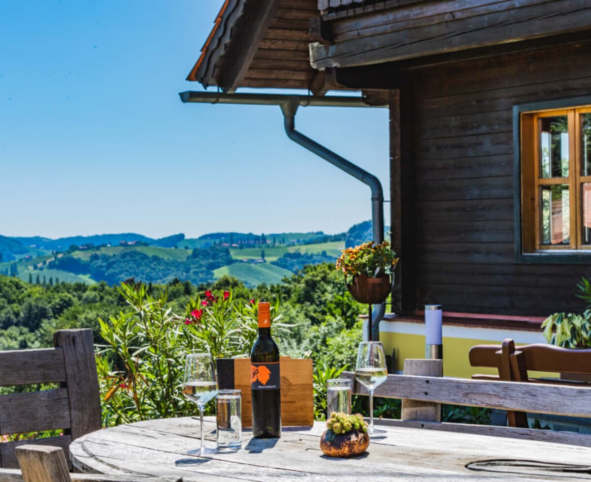 Terrasse mit Blick in die Weingärten Richtung Gamlitz am Weingut & Buschenschank Pölzl