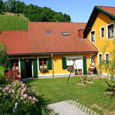 Spielplatz neben Buschenschank - Terrasse - Rückansicht Haus