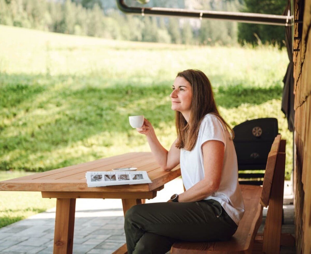 Genießen auf der Terrasse vor dem Ferienhaus