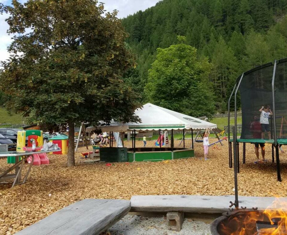 Spielplatz mit Trampoline, Sandkiste uvm