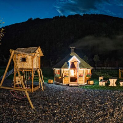 Außenansicht mit Spielplatz, Grillhütte und Tierpark