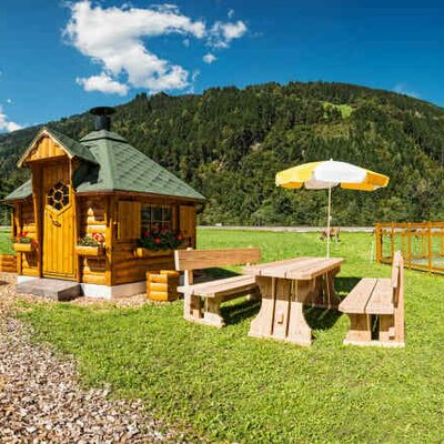 Außenansicht mit Spielplatz, Grillhütte und Tierpark