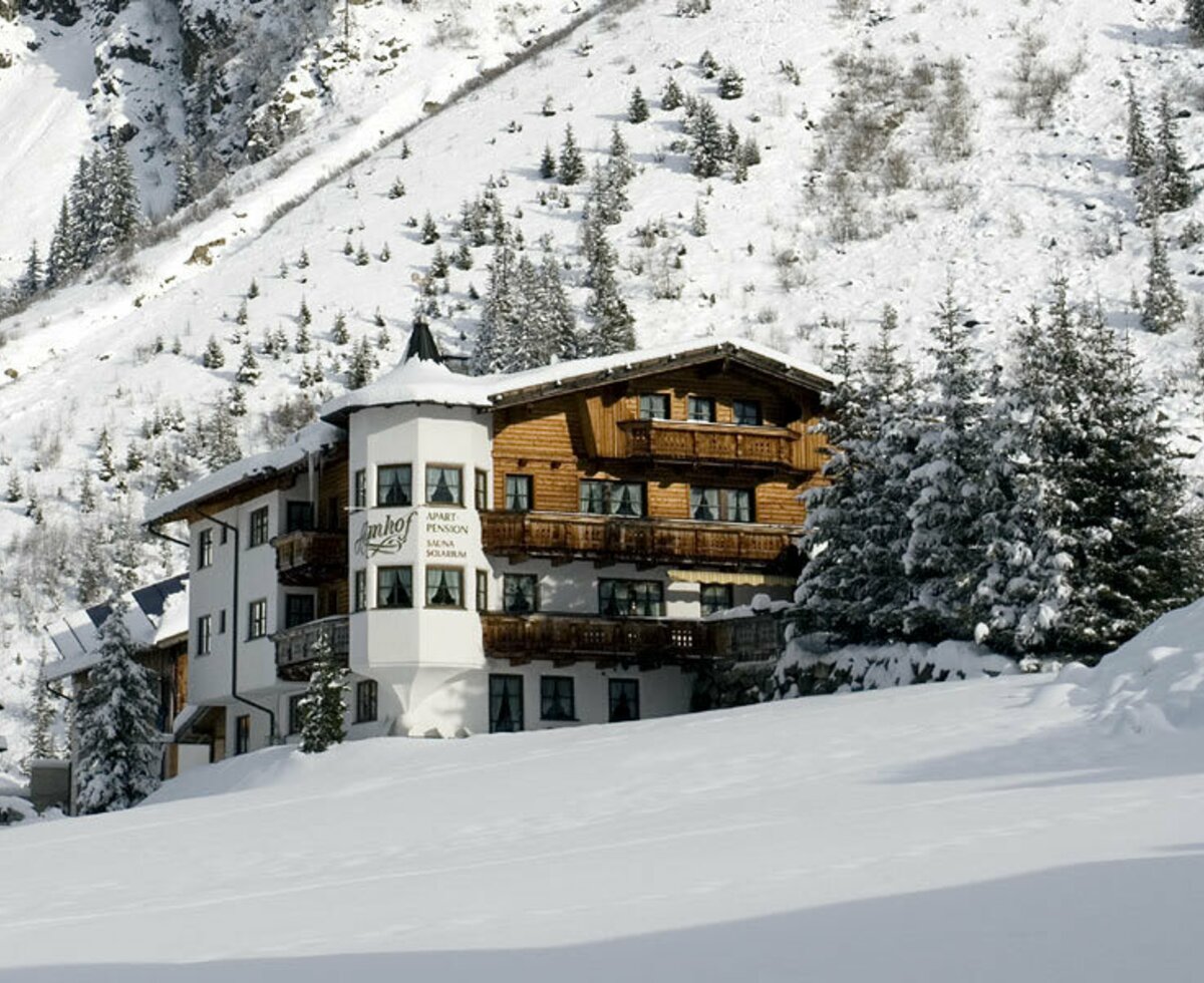 Unser Alm/Reithof eingebetet in der tief verschneiten Winterlandschaft