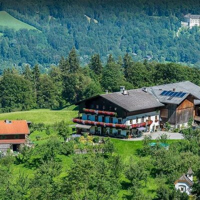 Hofansicht mit Blick zum Schloss Tratzberg