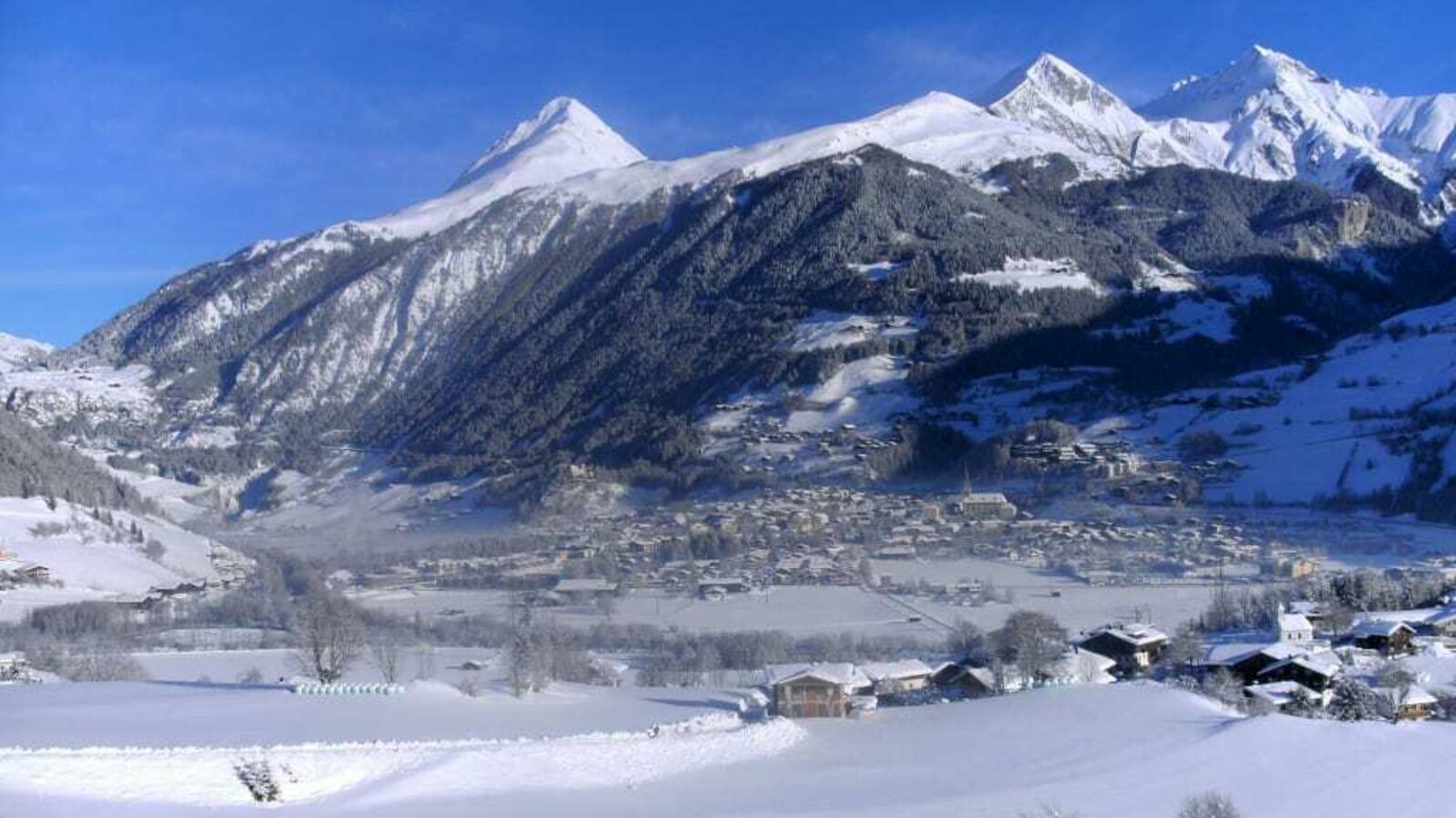 Blick vom Haus auf die wunderschöne Winterlandschaft