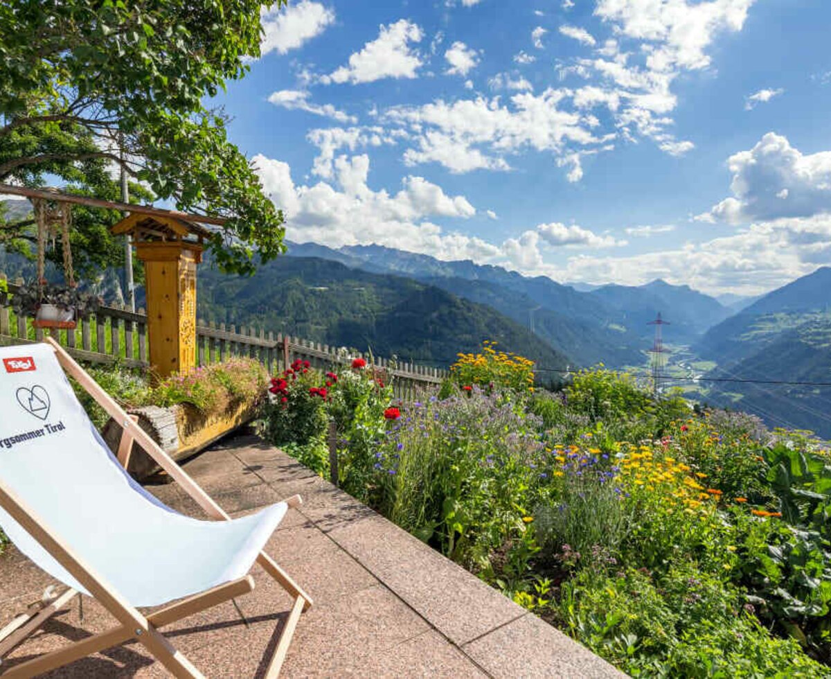 Riechen Sie die Gewürzkräuter und Blumen im Bauerngarten am Biohof-Inntalblick - nehmen Sie Platz