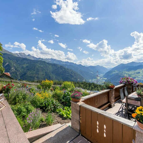 Biohof-Inntalblick, gerne dürfen Sie auf der Terrasse Platz nehmen