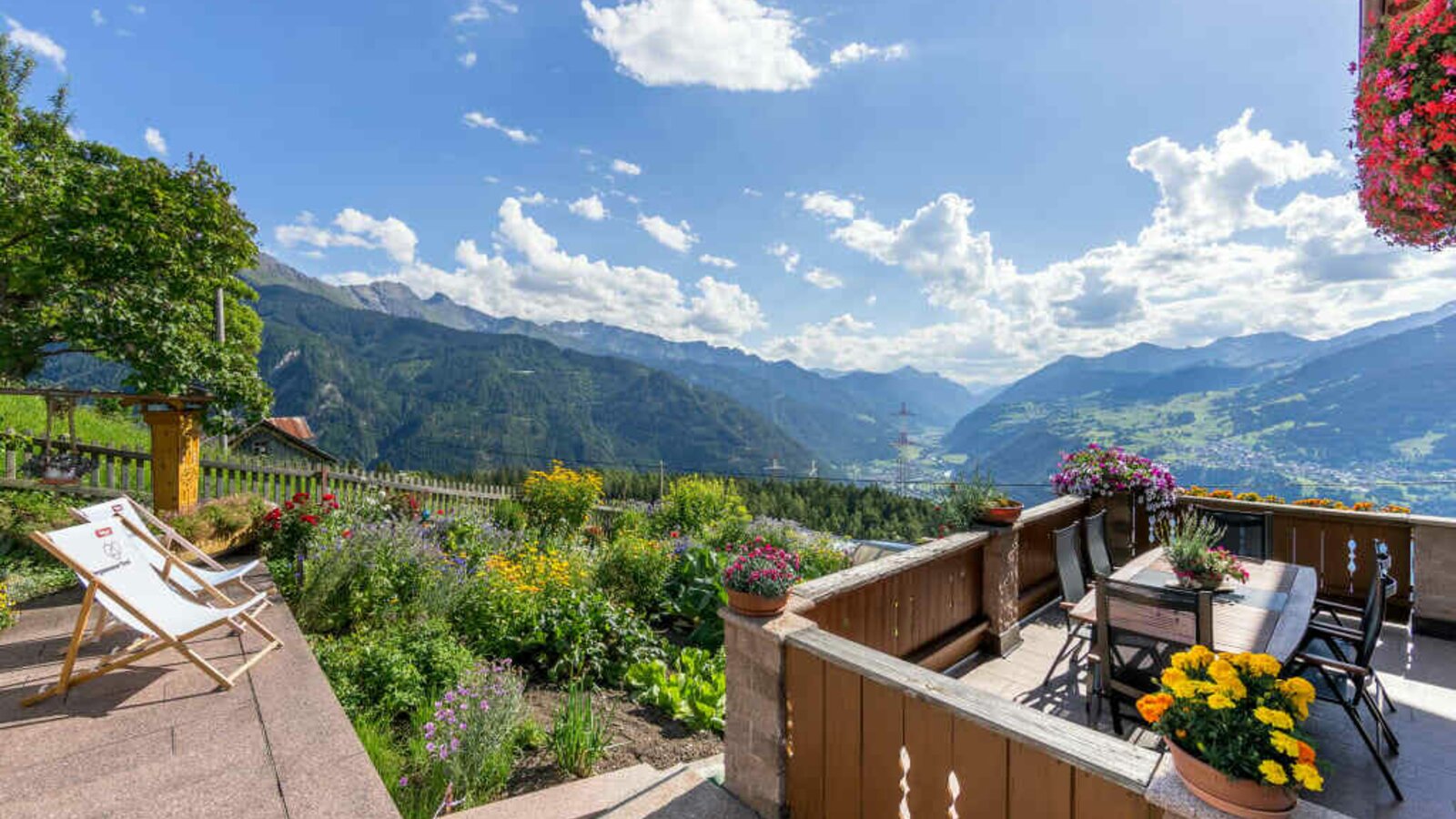 Biohof-Inntalblick, gerne dürfen Sie auf der Terrasse Platz nehmen