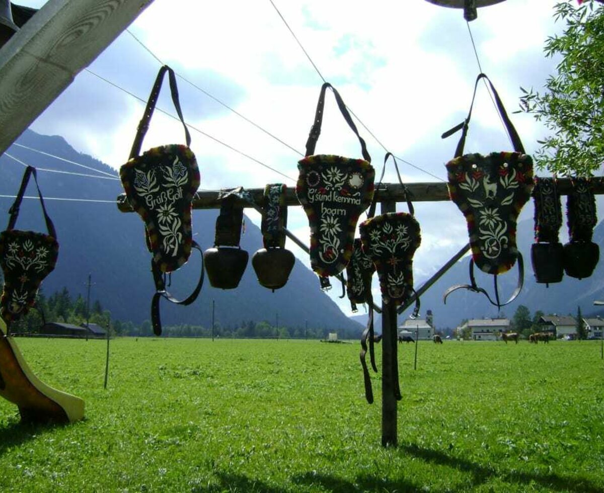 Kopfschmuck der Kühe am Bruggerhof in Leutasch