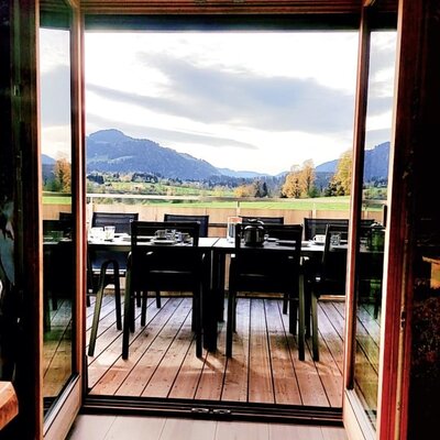 Ausblick auf die Bergwelt beim gemütlichen Frühstück!