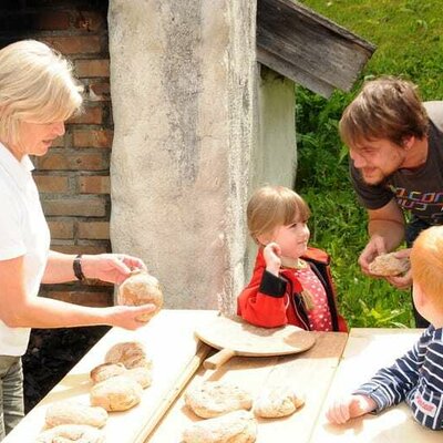 beim Brotbacken