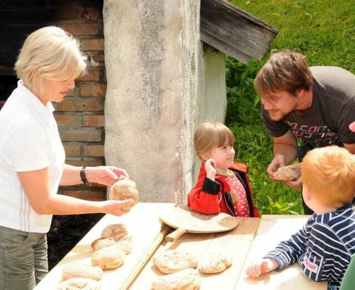 beim Brotbacken