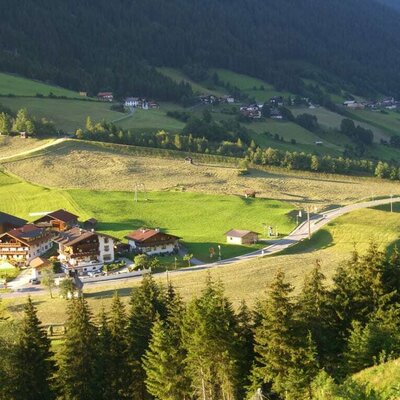 Hofansicht bei der Heuernte