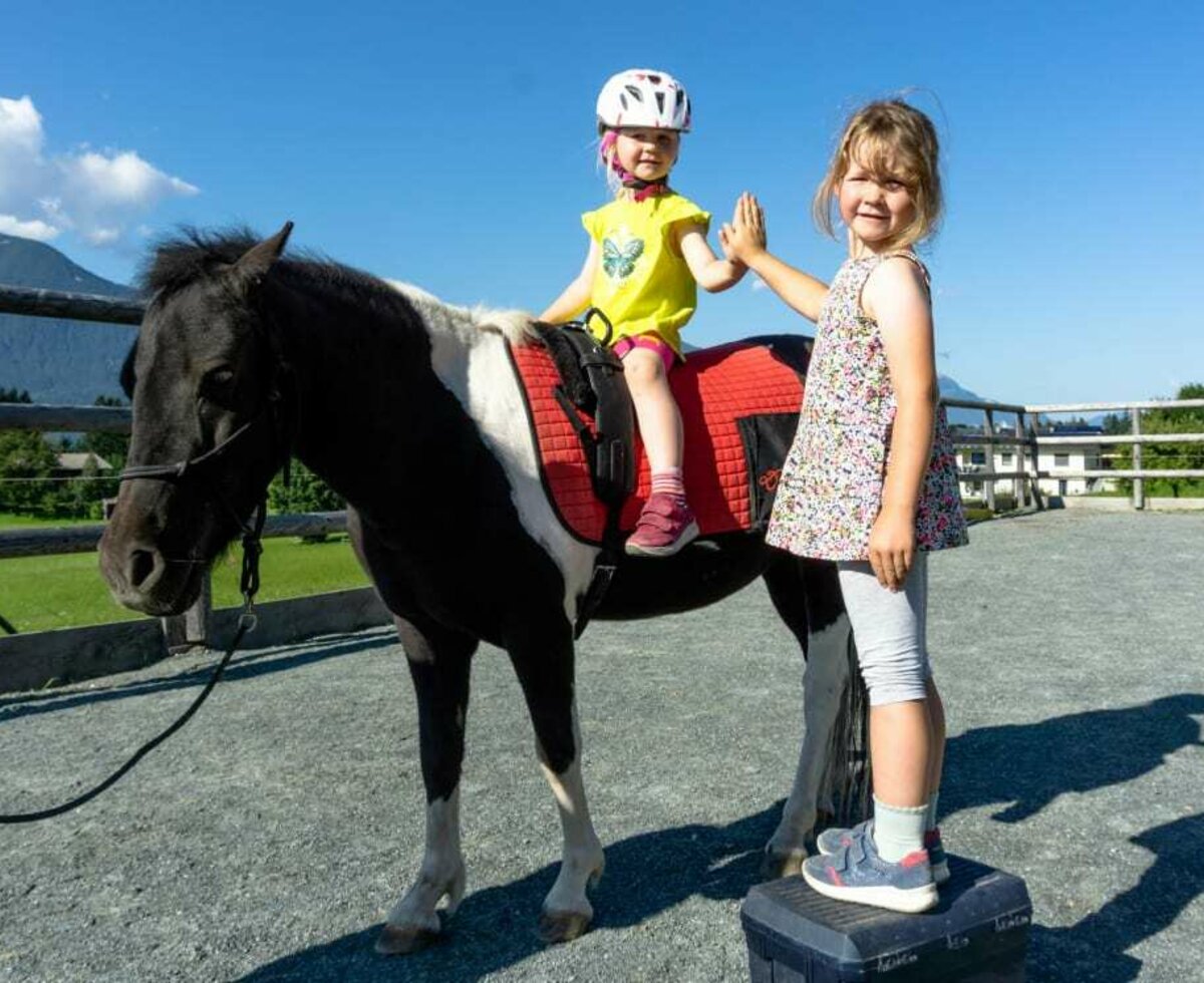 Freundinnen zu Pferd