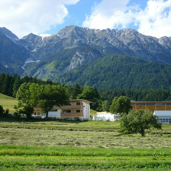 Weit öffnet sich der Blick auf unser spektakuläres Bergpanorama und das wunderschöne Inntal.  Jetzt ist es Zeit, abzuschalten und Ihren Aufenthalt in