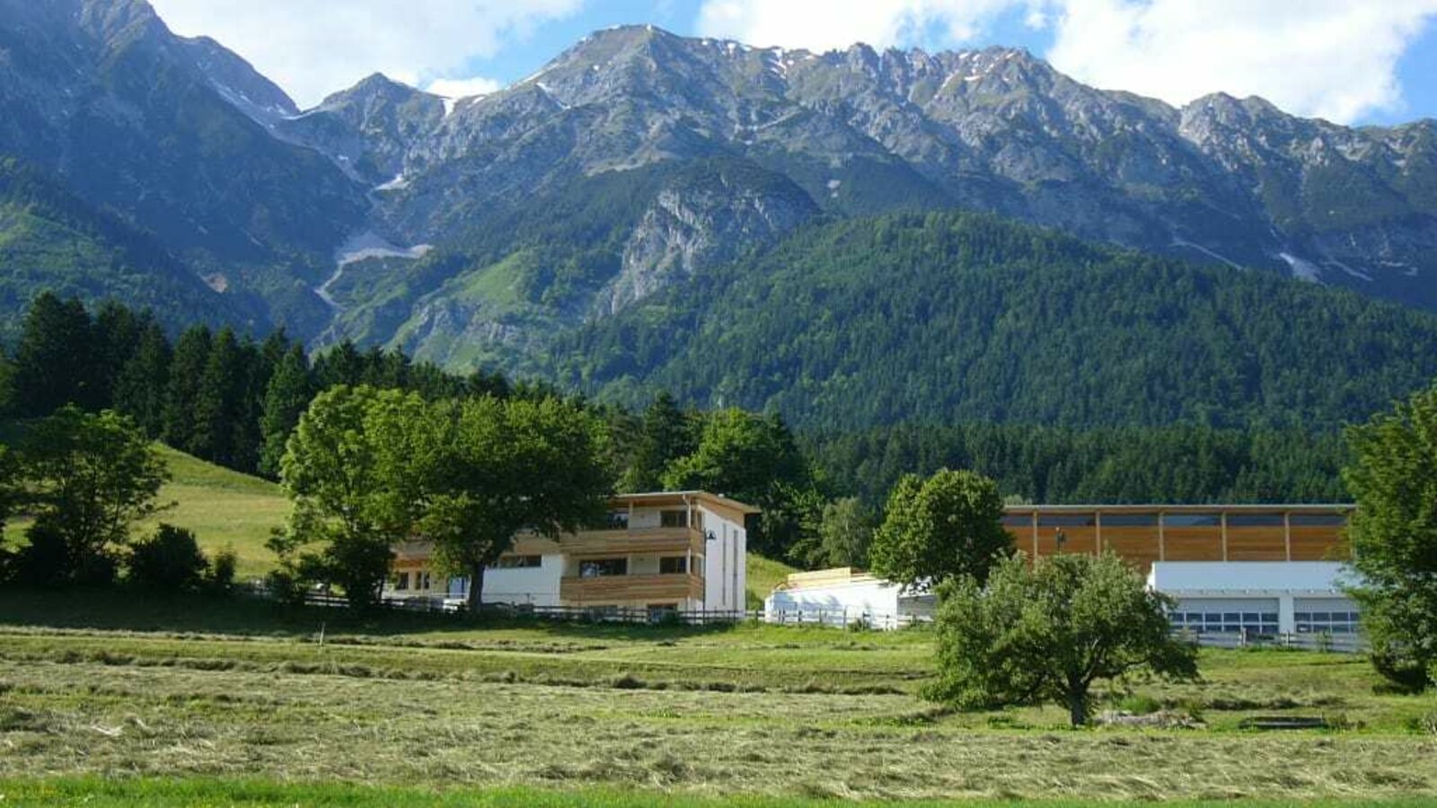 Weit öffnet sich der Blick auf unser spektakuläres Bergpanorama und das wunderschöne Inntal.  Jetzt ist es Zeit, abzuschalten und Ihren Aufenthalt in