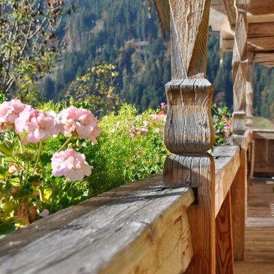 am blumengeschmückten Balkon