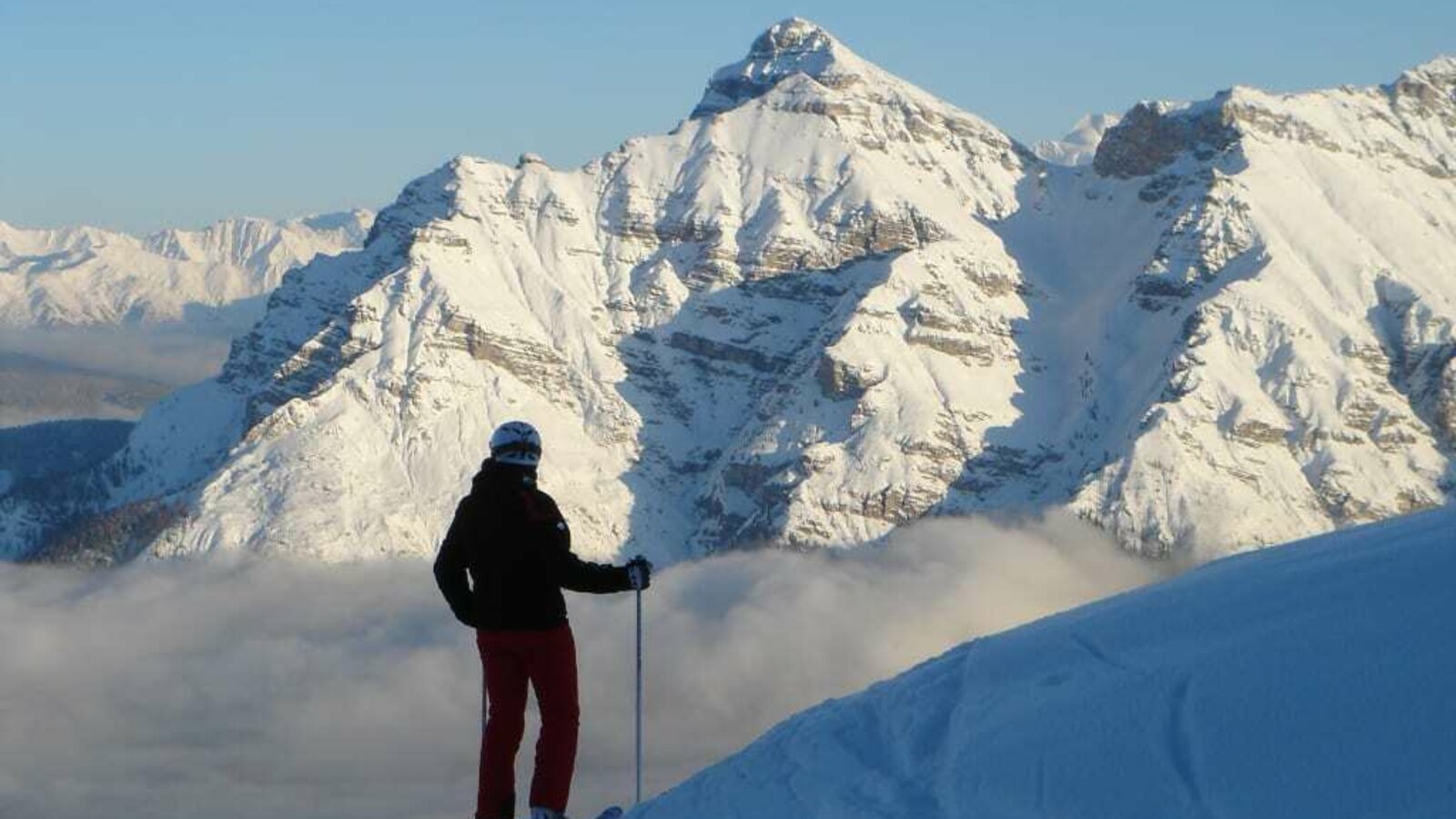 Florian mit der Serles und Zillertaler Alpen im Hintergrund