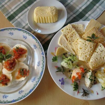 Milch wird veredelt zu Mozzarelle, Butter, verschiedene Käsesorten